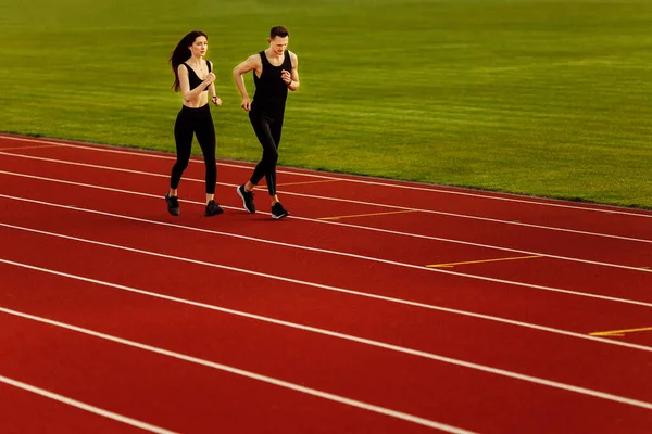 Doi Tineri Sportivi Alergând Stadion — Fotografie, imagine de stoc