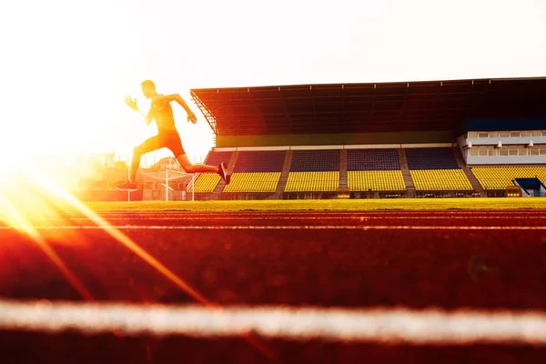 Jovem Esportivo Homem Estádio — Fotografia de Stock