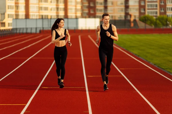 Dva Mladí Sportovci Běžící Stadionu — Stock fotografie