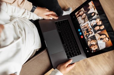 Genç adam evdeki arkadaşlarıyla internet üzerinden iletişim kuruyor.