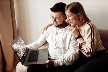 Genç çift evde arkadaşlarıyla internet üzerinden iletişim kuruyor.