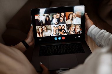 Genç adam evdeki arkadaşlarıyla internet üzerinden iletişim kuruyor.