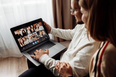 Genç çift evde arkadaşlarıyla internet üzerinden iletişim kuruyor.