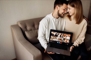 Genç çift evde arkadaşlarıyla internet üzerinden iletişim kuruyor.