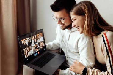 Genç çift evde arkadaşlarıyla internet üzerinden iletişim kuruyor.