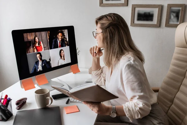 Jong Zakenvrouw Met Notebook — Stockfoto