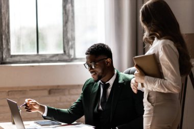 Ofiste çalışan genç iş adamları 