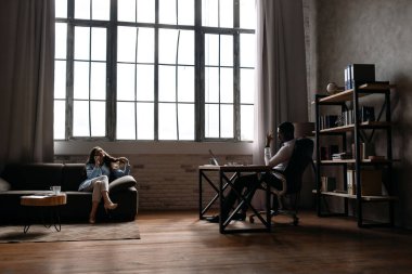 Ofiste çalışan genç iş adamları 