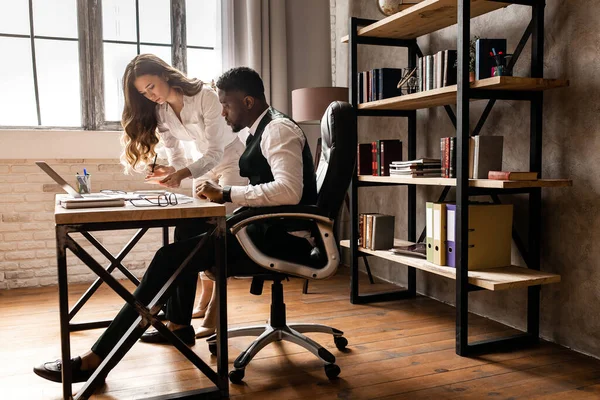 Jóvenes Empresarios Que Trabajan Cargo — Foto de Stock