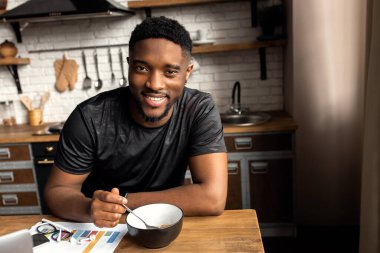 Mısır gevrekli genç Afrikalı Amerikalı adam. 