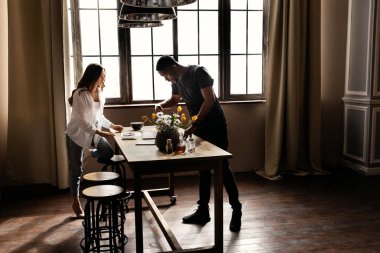 Dizüstü bilgisayarla çalışan genç tasarımcılar 