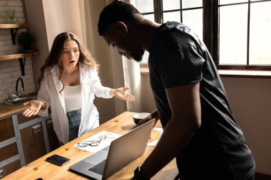 Dizüstü bilgisayarla çalışan genç tasarımcılar 