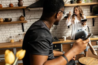 Sabah mutfakta genç bir çift. 