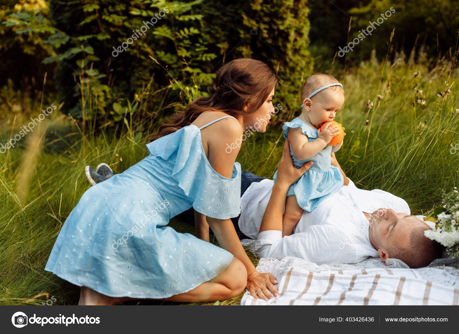 Beautiful Couple Baby Girl Having Picnic Garden — Stock Photo