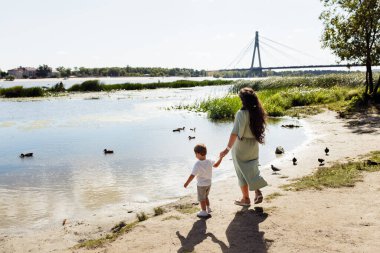 Parkta oğlanla mutlu genç anne