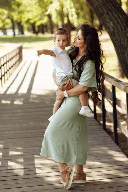 Parkta oğlanla mutlu genç anne