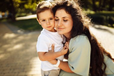 Parkta oğlanla mutlu genç anne