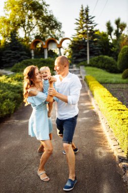 Parkta küçük bir kızla mutlu bir aile.