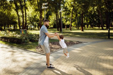 Mutlu genç baba ve oğlu parkta.