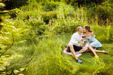 Güzel bir çift bahçede piknik yapıyor.. 