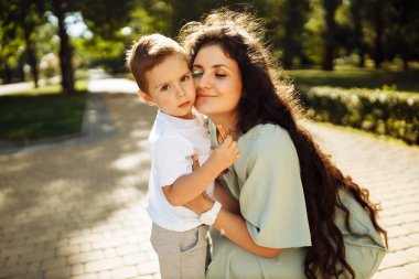 Parkta oğlanla mutlu genç anne