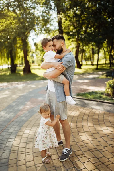 Gelukkig Jonge Vader Met Kinderen Ontspannen Het Park — Stockfoto