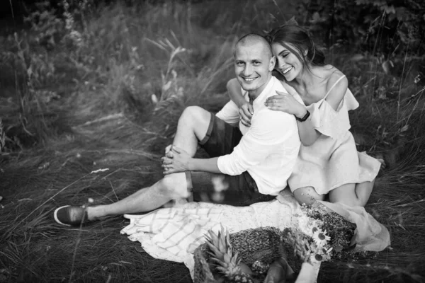 Beautiful Couple Having Picnic Garden — Stock Photo, Image