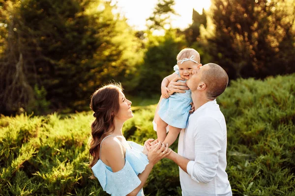 幸せな若いです家族とともに赤ちゃんの女の子で公園 — ストック写真