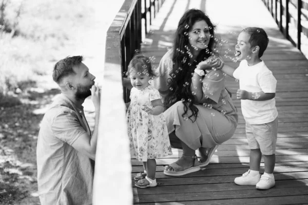 Familia Joven Feliz Con Niños Relajándose Parque — Foto de Stock