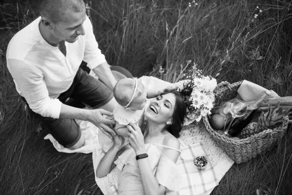 Belo Casal Com Bebê Menina Fazendo Piquenique Jardim — Fotografia de Stock