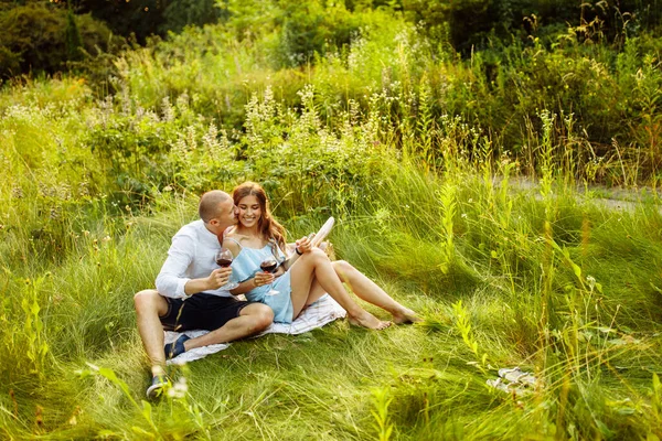 Belo Casal Fazendo Piquenique Jardim — Fotografia de Stock