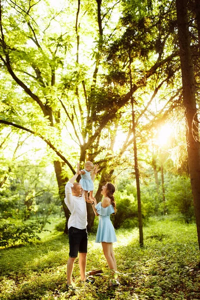 Gelukkig Jong Familie Met Baby Meisje Het Park — Stockfoto