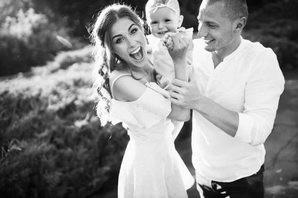 Jovem Família Feliz Com Bebê Menina Parque Preto Branco — Fotografia de Stock