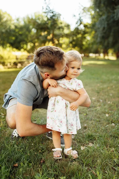 Beautiful Little Girl Fater Park — Stock Photo, Image
