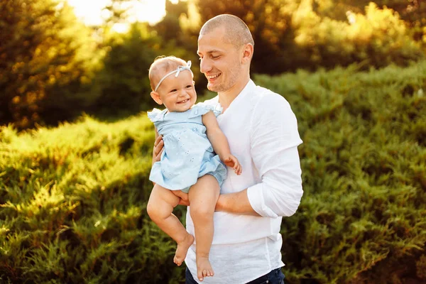 Mooi Klein Meisje Met Fater Het Park — Stockfoto