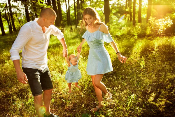 Glückliche Junge Familie Mit Baby Park — Stockfoto
