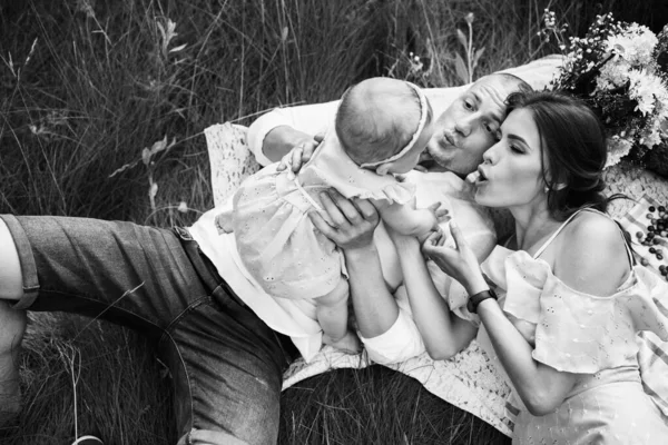 Mooi Paar Met Baby Meisje Having Picknick Tuin — Stockfoto