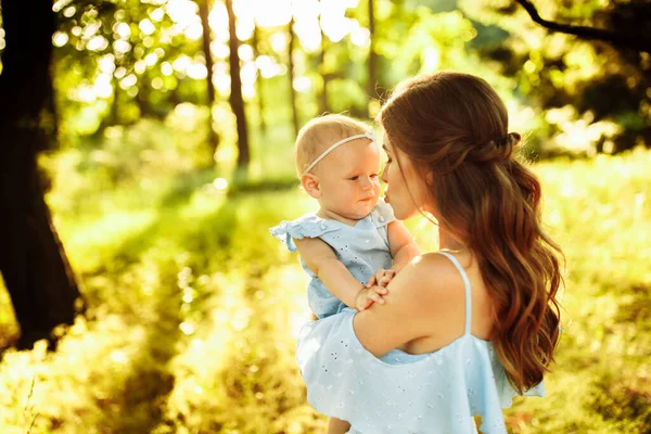 Gelukkig Jong Moeder Met Baby Het Park — Stockfoto