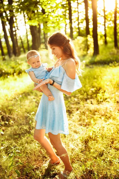 Lycklig Ung Mamma Med Barn Parken — Stockfoto