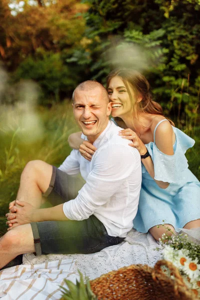 Vackert Par Som Har Picknick Trädgården — Stockfoto