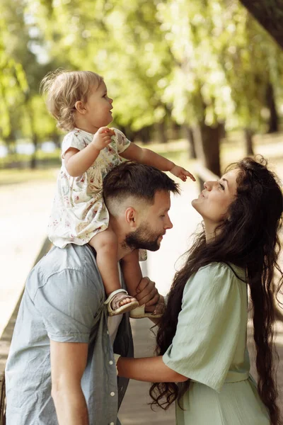 Šťastná Mladá Matka Otec Dívkou Parku — Stock fotografie