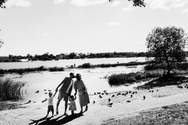 Ευτυχισμένη Νεαρή Οικογένεια Παιδιά Χαλαρώνουν Στο Πάρκο Δίπλα Στη Λίμνη — Φωτογραφία Αρχείου