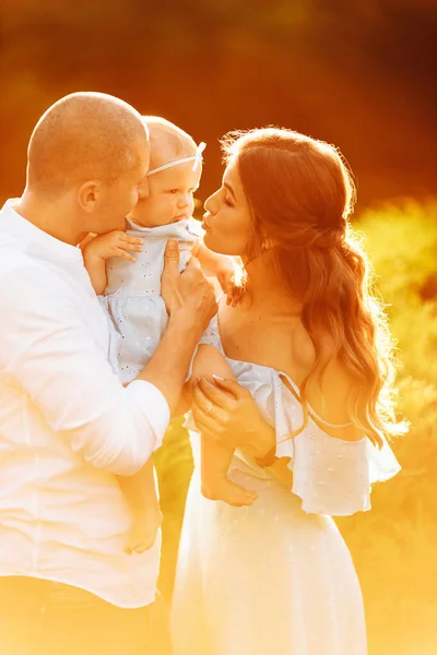 Feliz Familia Joven Con Niña Parque — Foto de Stock