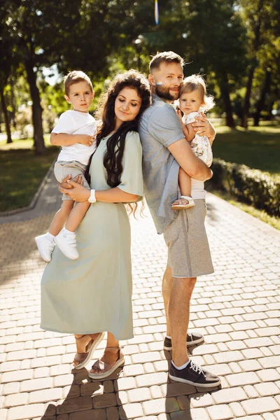 Gelukkig Jong Gezin Met Kinderen Ontspannen Het Park — Stockfoto