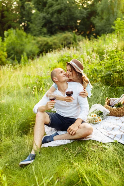 Schönes Paar Beim Picknick Garten — Stockfoto