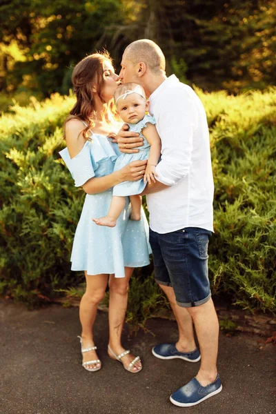 Feliz Familia Joven Con Niña Parque — Foto de Stock