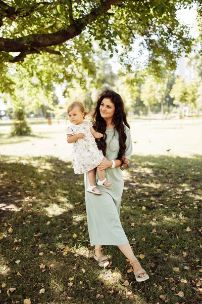 Parkta bebeğiyle mutlu bir anne.