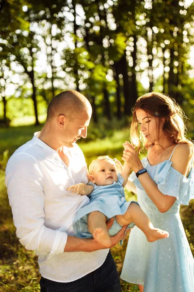 Glückliche Junge Familie Mit Baby Park — Stockfoto