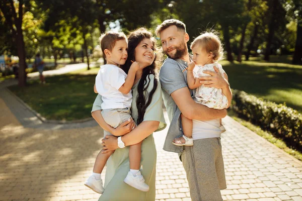 Glückliche Junge Familie Mit Kindern Entspannen Park — Stockfoto
