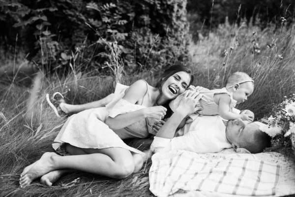 Beautiful Couple Baby Girl Having Picnic Garden — Stock Photo, Image